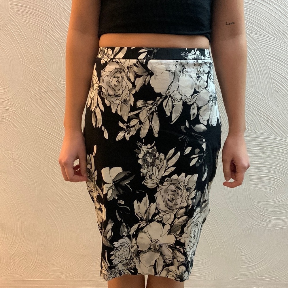 WHBM Skirt Womens 00 Black White Floral Pencil Stretch Office Knee Length